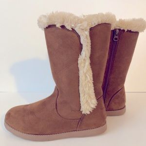 SOLD IN BUNDLE‼️ Girls brown tan boot size 3